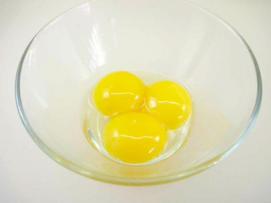 Желток яйца имеет в своем составе комплекс полезных для кожи витаминов и минералов