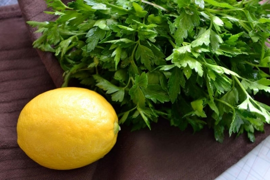 Лимон и петрушка - главные ингредиенты в борьбе с кожной пигментацией