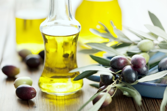 Оливковое масло рекомендуют применять при шелушащейся сухой коже